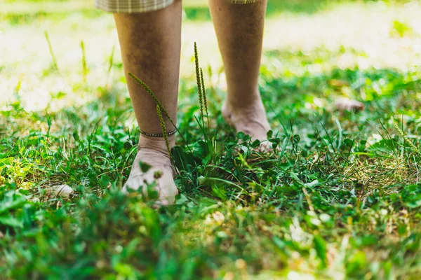 Молода Людина Ходить Босоніж Зеленій Траві Парку Літній День Низький — стокове фото