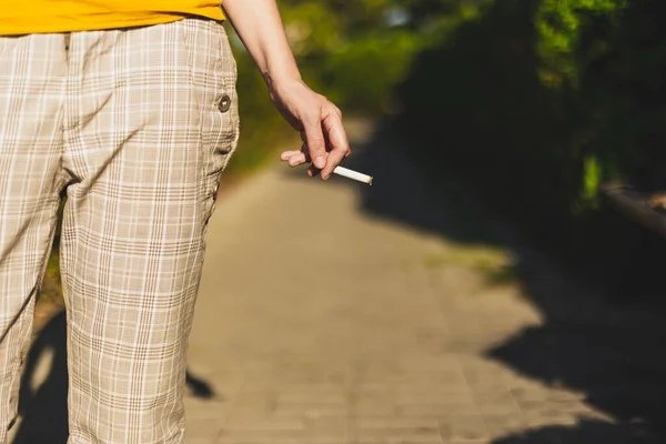 在户外吸烟的少女 十几岁的女孩有一个有毒的习惯和持有烟草产品 青年与社会问题概念 — 图库照片