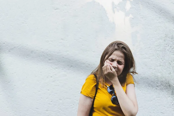 Üzgün Genç Bir Kadın Elini Dışarıda Tutarken Diş Ağrısından Muzdarip — Stok fotoğraf