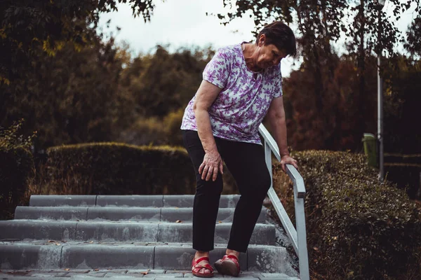 Mulher Idosa Fraca Prestes Cair Descer Escadas Lado Fora Uma — Fotografia de Stock