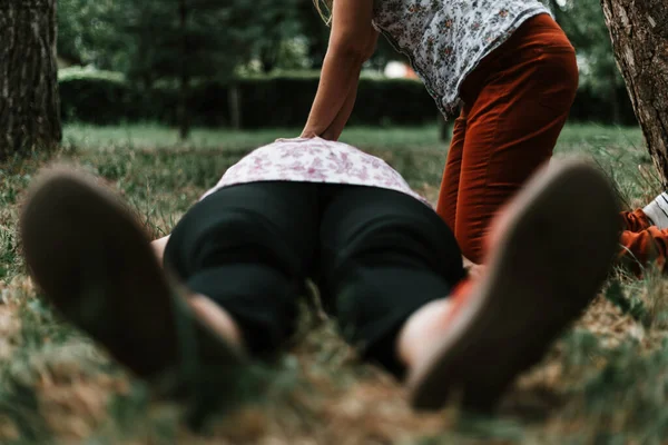 Jovem Acima Mulher Idosa Dando Lhe Rcp Primeiros Socorros Idosos — Fotografia de Stock