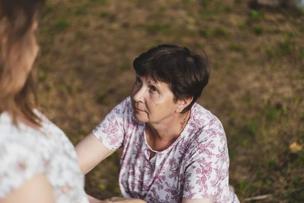 Junger Mann Gibt Hand Und Hilft Seniorin Freien Vom Boden — Stockfoto