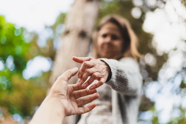 Frau Mit Arthritis Sucht Einem Sonnigen Tag Hilfe Freien Die — Stockfoto