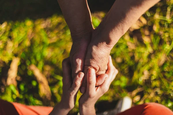 Alte Hasen Halten Teenager Mit Den Armen Einer Älteren Frau — Stockfoto