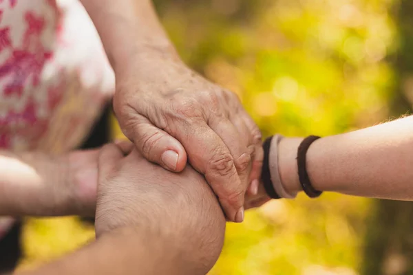 Concept Soins Aux Personnes Âgées Young Tenant Vieilles Mains Ensemble — Photo