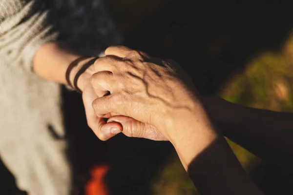 Jovem Ajudando Apoiando Mulher Idosa Segurando Mãos Amor Gesto Afetuoso — Fotografia de Stock