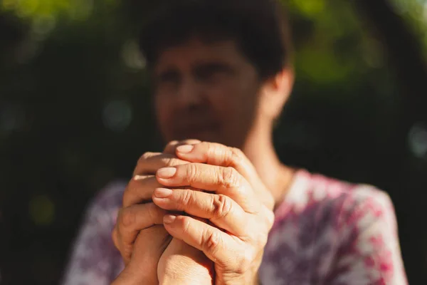 Ältere Und Junge Frauen Halten Sich Draußen Der Sonne Den — Stockfoto