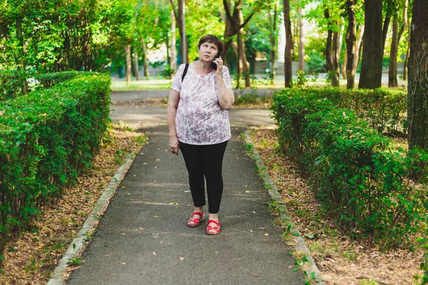 Mulher Velha Usando Smartphone Sénior Conversando Com Telefone Enquanto Caminhava — Fotografia de Stock