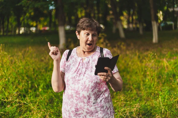 Счастливая Пожилая Женщина Пользуется Телефоном Солнечный День Открытом Воздухе Милая — стоковое фото