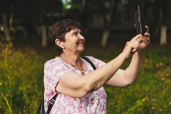 Ευτυχισμένη Ηλικιωμένη Γυναίκα Που Βγάζει Σέλφι Κινητό Της Έξω Μια — Φωτογραφία Αρχείου