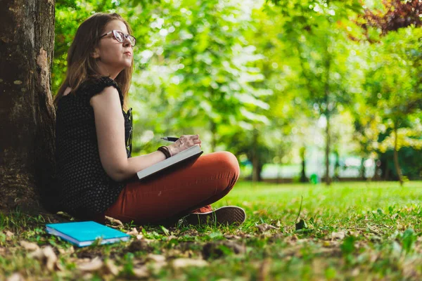 Femme Douteuse Faisant Des Recherches Prenant Des Notes Tout Tenant — Photo