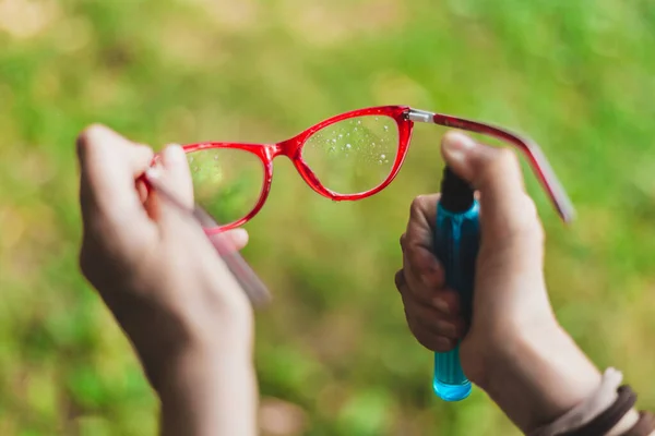 Person Reinigt Rote Brillen Mit Feinem Tuch Freien Von Schmutz — Stockfoto