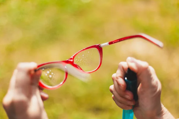 Gläser Putzen Person Die Eine Spezielle Lösung Benutzt Während Sie — Stockfoto