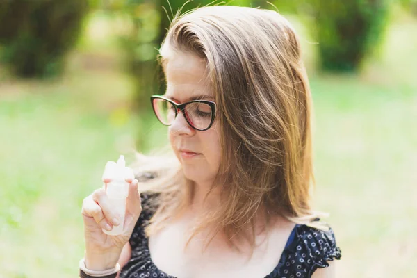 Νεαρή Γυναίκα Χρησιμοποιεί Σπρέι Μύτης Για Αλλεργίες Εξωτερικούς Χώρους Πορτρέτο — Φωτογραφία Αρχείου
