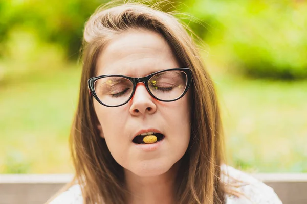 Retrato Mulher Jovem Tomando Pílula Amarela Livre Menina Bonita Usando — Fotografia de Stock