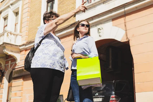 Mutlu Anne Kız Ellerinde Alışveriş Torbalarıyla Bir Yaz Günü Şehirde — Stok fotoğraf