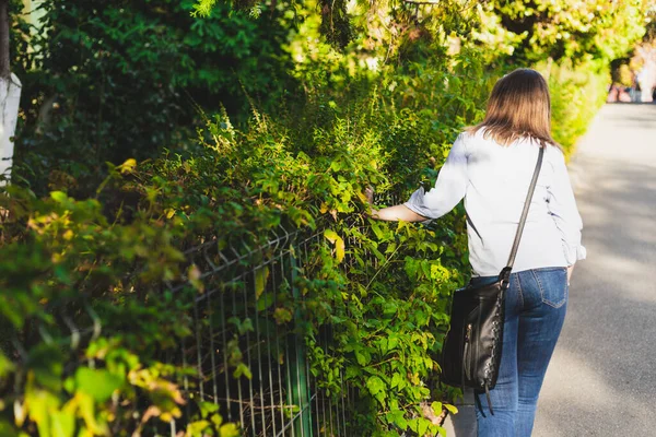 Girl Having Medical Problems Grabbing Fence Edge Help Her Falling — Stock Photo, Image