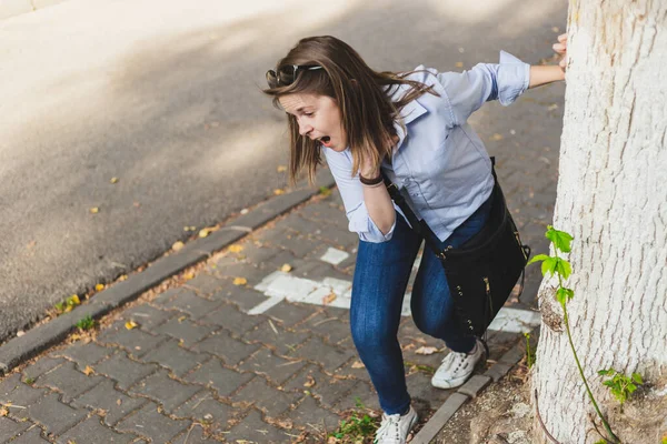Solunum Problemleri Olan Genç Bir Kadın Dışarıda Dizlerinin Üzerinde Oturuyor — Stok fotoğraf