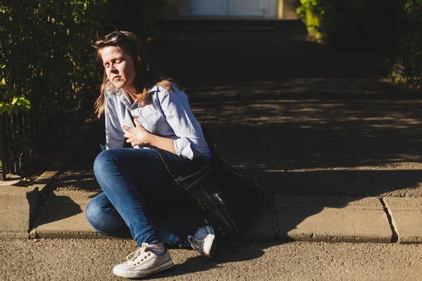 Kranke Junge Frau Mit Herzproblemen Sitzt Draußen Mädchen Leidet Unter — Stockfoto