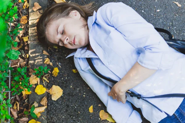 Mujer Enferma Desmayada Acostada Con Problemas Cardíacos Aire Libre Mujer — Foto de Stock