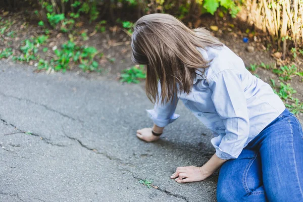 Yerde Yatan Kadın Çok Kötü Bir Sağlık Sorunu Yaşıyor Gençlerin — Stok fotoğraf