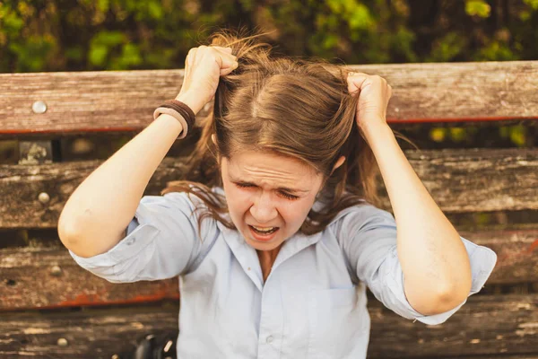 Напряженная Молодая Женщина Дергает Волосы Крича Паническая Атака Улице Нервная — стоковое фото