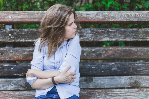 Hermosa Joven Congelándose Afuera Mientras Está Sentada Banco Casualmente Chica — Foto de Stock