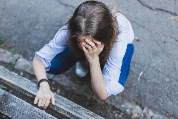 Triste Adolescente Solitario Que Sufre Mientras Sostiene Por Tablón Banco — Foto de Stock