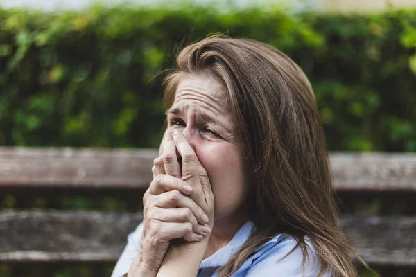 Femeia Plângând Acoperind Faţa Mâinile Adolescentul Trist Trece Prin Dificultăți — Fotografie, imagine de stoc
