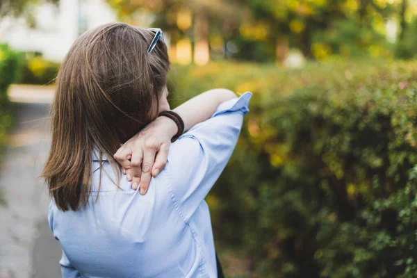 Mujer Joven Sosteniendo Mano Sobre Doloroso Hombro Artrítico Aire Libre —  Fotos de Stock