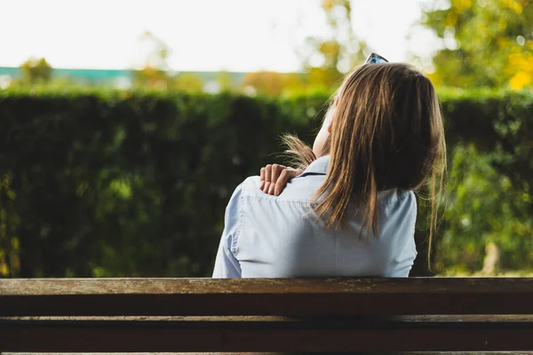 Mujer Masajeando Sosteniendo Hombro Doloroso Aire Libre Vista Trasera Una — Foto de Stock