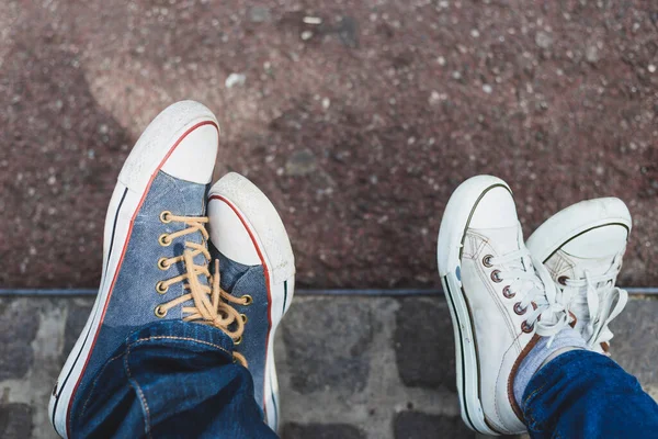 Zwei Menschen Bunten Turnschuhen Draußen Junges Hipster Paar Sitzt Mit — Stockfoto