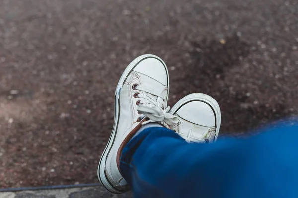 Пара Класичних Білих Полотняних Черевиків Підліткових Ногах Молоді Дорослі Модних — стокове фото