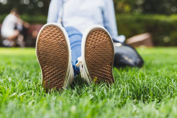 Полотно Взуття Підошви Дівчини Сидить Траві Парку Підліток Розслабляється Насолоджується — стокове фото