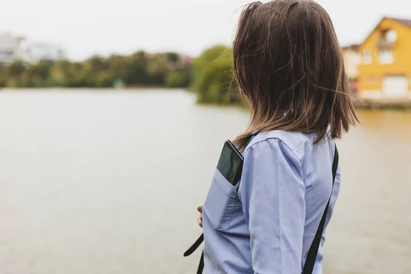 Trabalhadora Mulher Vestindo Uma Camisa Azul Segurando Telefone Celular Bolso — Fotografia de Stock