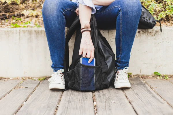 Uma Ladra Sentada Roubar Telefone Bolso Lateral Uma Mochila Num — Fotografia de Stock