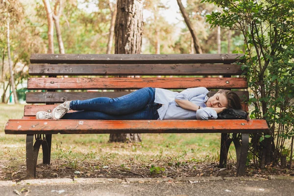 Parktaki Bankta Uyuyan Güzel Bir Genç Kadın Kot Pantolon Mavi — Stok fotoğraf