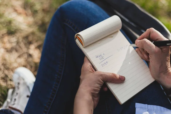 Joven Escribiendo Números Fórmulas Pequeño Cuaderno Mujer Sostiene Álbum Recortes —  Fotos de Stock