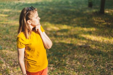 Dışarıda bir fikir arayan yalnız bir kız. Bir kadın dışardayken bir şey düşünüyor. Ormanda kaybolmuş biri.