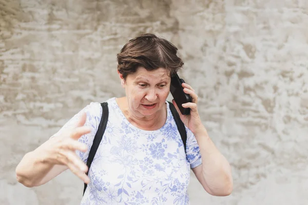 Donna Anziana Arrabbiata Che Parla Urla Cellulare All Aperto Vecchietta — Foto Stock