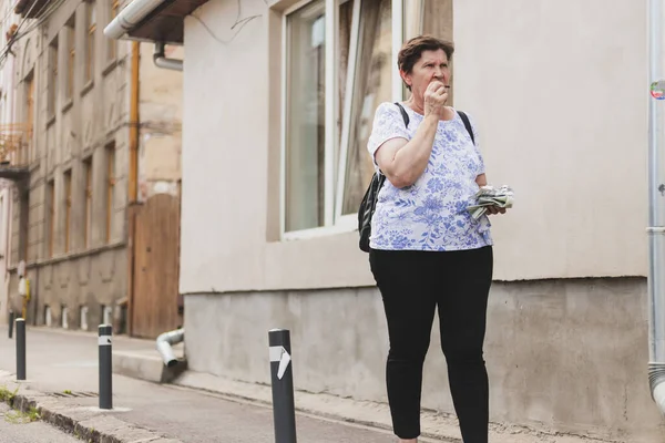 Hermosa Mujer Caminando Por Calle Mientras Come Chocolate Linda Anciana —  Fotos de Stock
