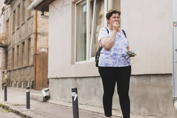 Mulher Bonita Andando Rua Enquanto Come Chocolate Velha Senhora Bonito — Fotografia de Stock