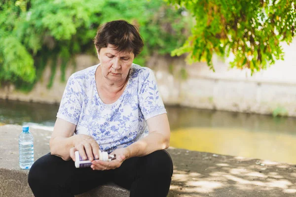 Starszy Bierze Leki Stara Kobieta Wlewa Tabletki Butelki Ręki Siedząc — Zdjęcie stockowe
