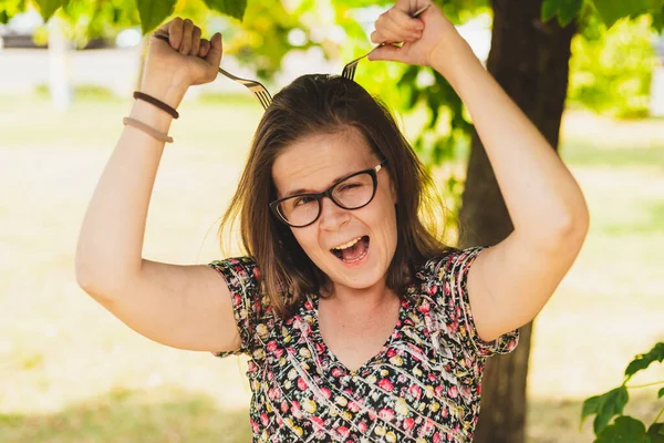 Feliz Joven Sonriente Divirtiéndose Mientras Juega Con Tenedores Aire Libre —  Fotos de Stock