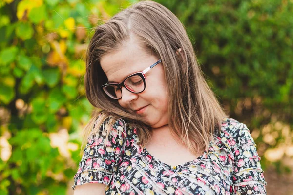 Rapariga Tímida Senhora Nervosa Solitária Com Óculos Segurar Bochecha Ombro — Fotografia de Stock
