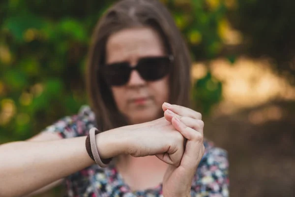 Schöne Junge Frau Mit Der Faust Auf Der Handfläche Freien — Stockfoto