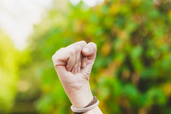 Mujer Sosteniendo Puño Fuerte Poderoso Aire Libre Mano Gesto Confianza —  Fotos de Stock