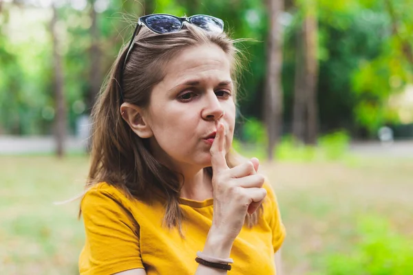 Dita Sulle Labbra Silenzio Gesto Fatto Una Persona Segreta Fuori — Foto Stock