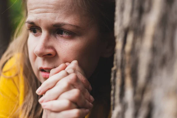 Lost Paranoiac Woman Hiding Tree Her Hand Her Mouth Fearful — Stock Photo, Image