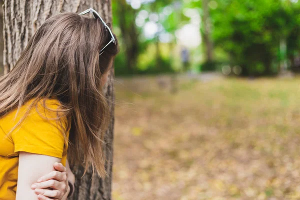 Uma Jovem Assustada Paranóica Escondida Atrás Uma Árvore Parque Menina — Fotografia de Stock